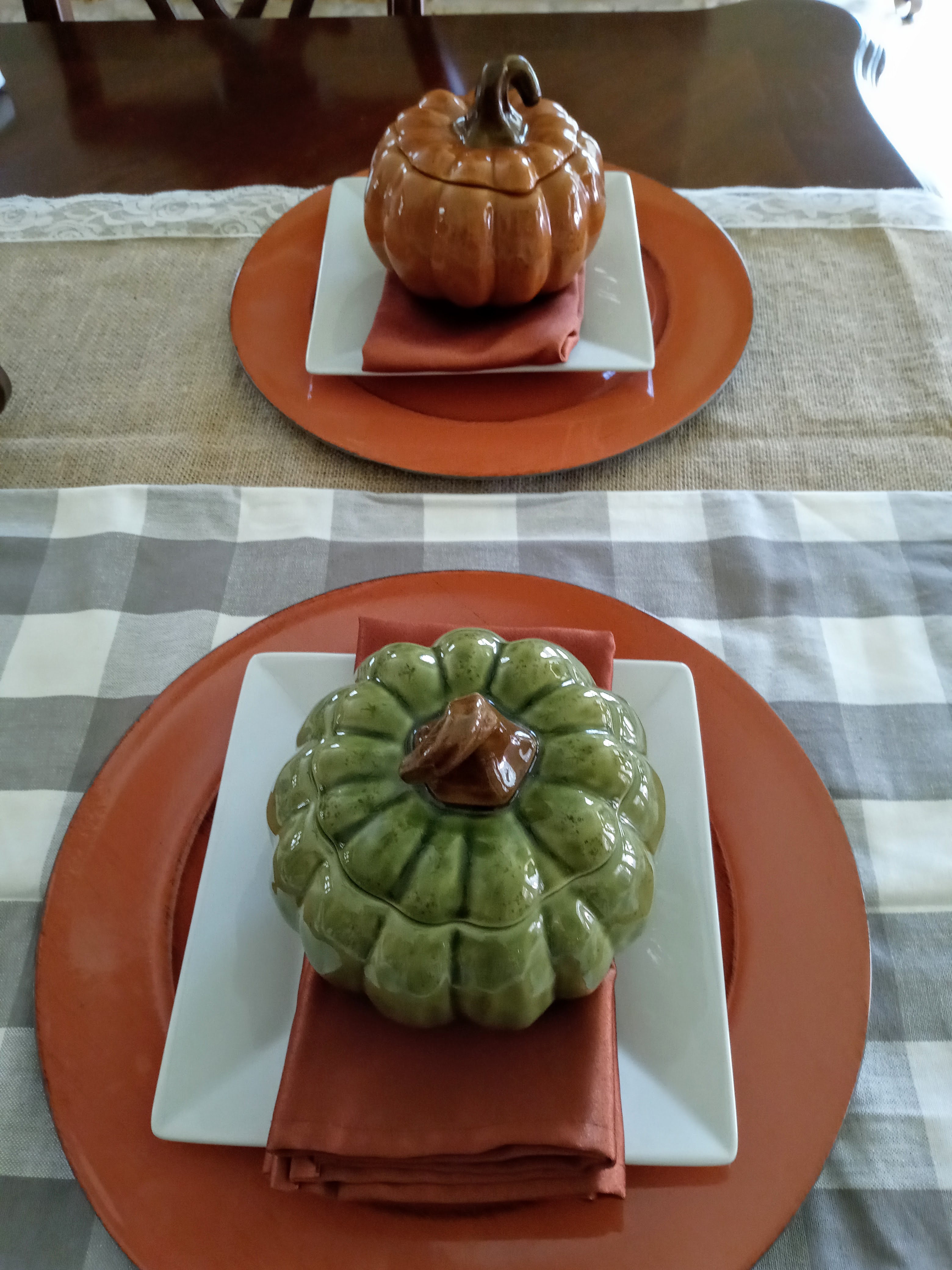 Thanks giving plate setting with square plates and pumpkinn